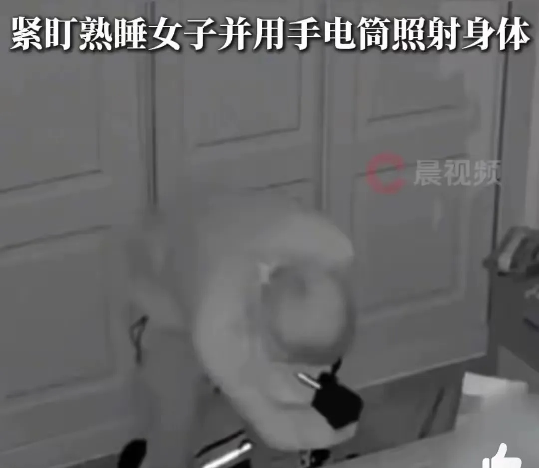 意大利小偷：这小偷可真大胆。



近日，西班牙马尔贝拉，有个男人闯进别人家里偷