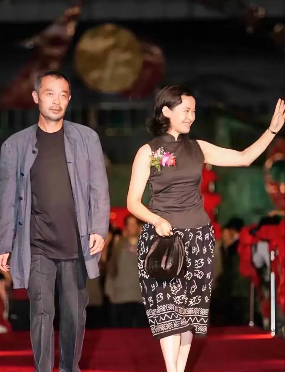 剧雪的气质真好！大方的和粉丝打招呼，笑容好甜啊！不愧是是马皇后，站在她身边的这位