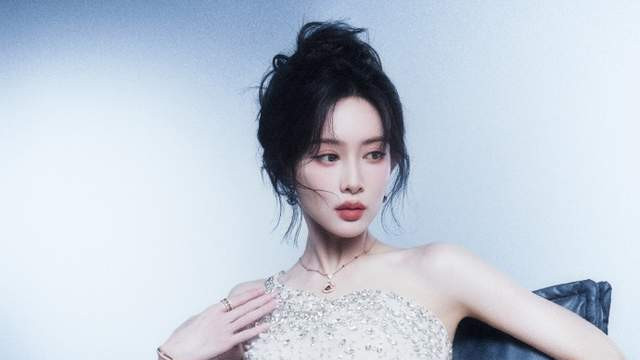 孟子义写真大赏，优雅贵气集一身，单肩礼裙显身材，性感又高贵
