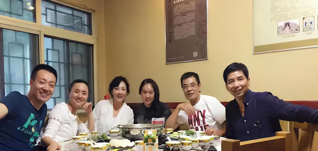 5年前端午聚餐照曝光：朱媛媛素颜戴发箍成绝版影像～～近日，一组朱媛媛生前与辛柏青