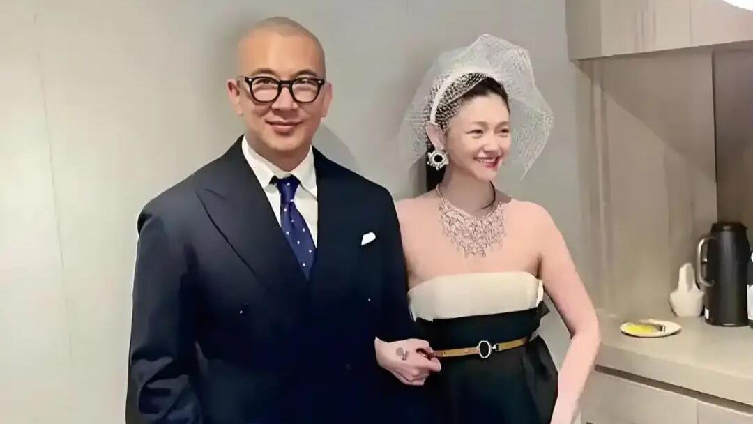 具俊晔踩秃草坪被嘲作秀？这才是爱情最动人的样子