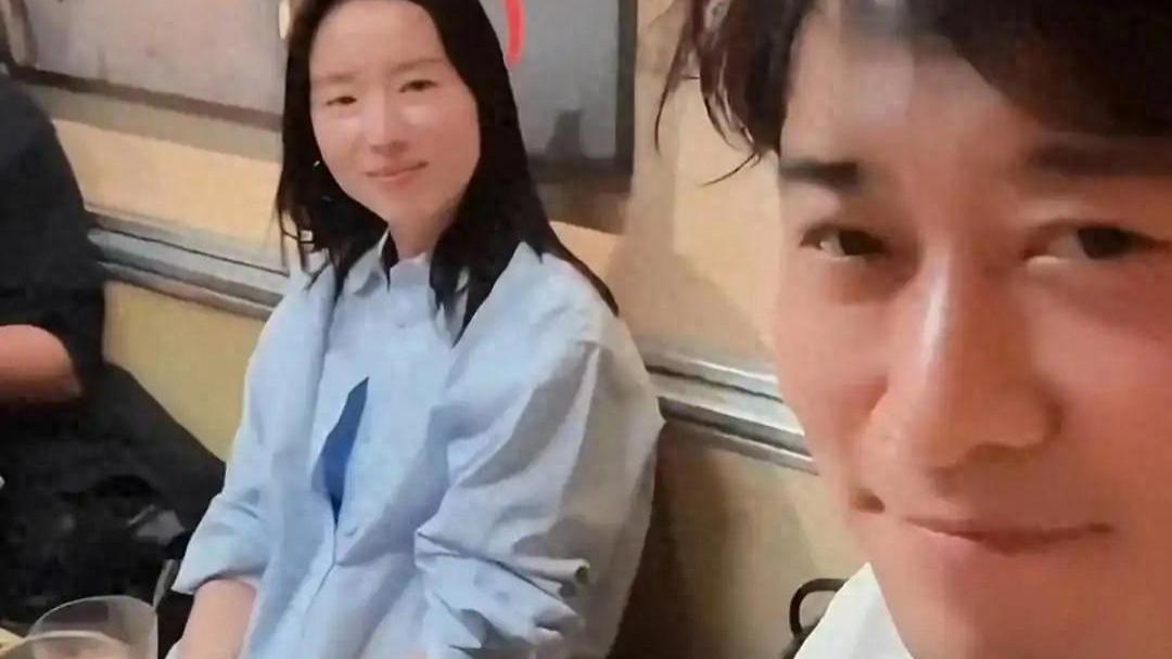 董洁与保剑锋相约喝酒吃烧鸟