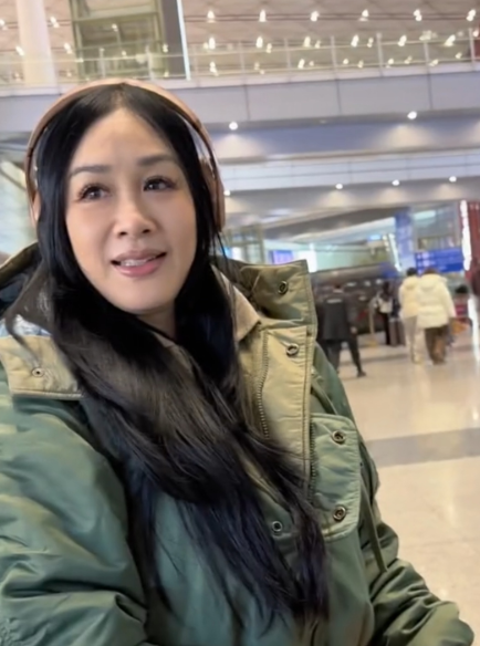 好灵动的眼神，笑容很俏皮，比美颜好看太多了