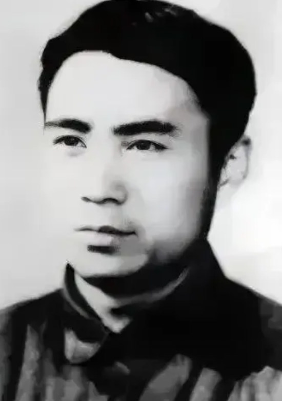 1976年12月的一天，在吉林长春郊外的一处荒草滩上，年仅27岁的史云峰被秘密执