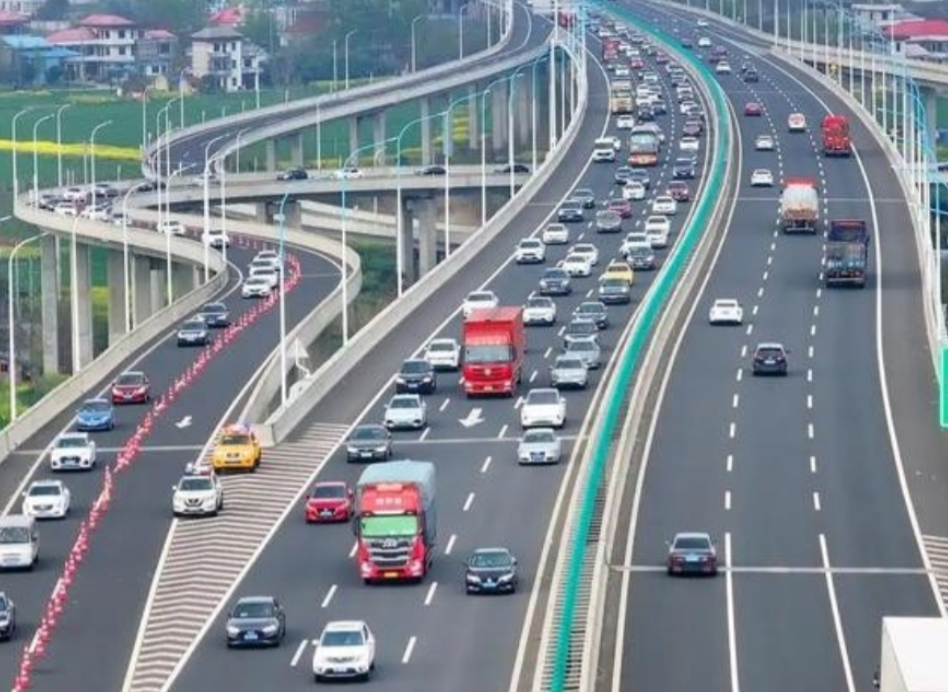 14亿中国人养不起高速？8年亏空6万亿，美国高速免费却能盈利。美国的高速随便上，