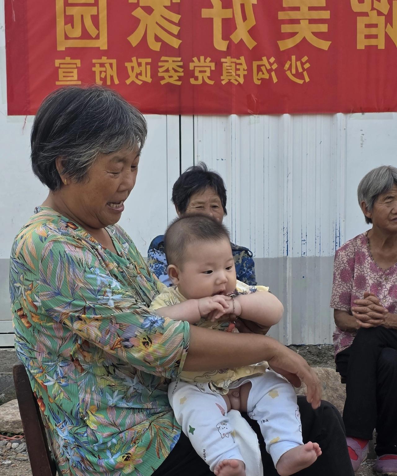 又一次分离，今天上午告别村子和乡亲们，跟老娘回到城里……
很是不舍。昨天下午五点