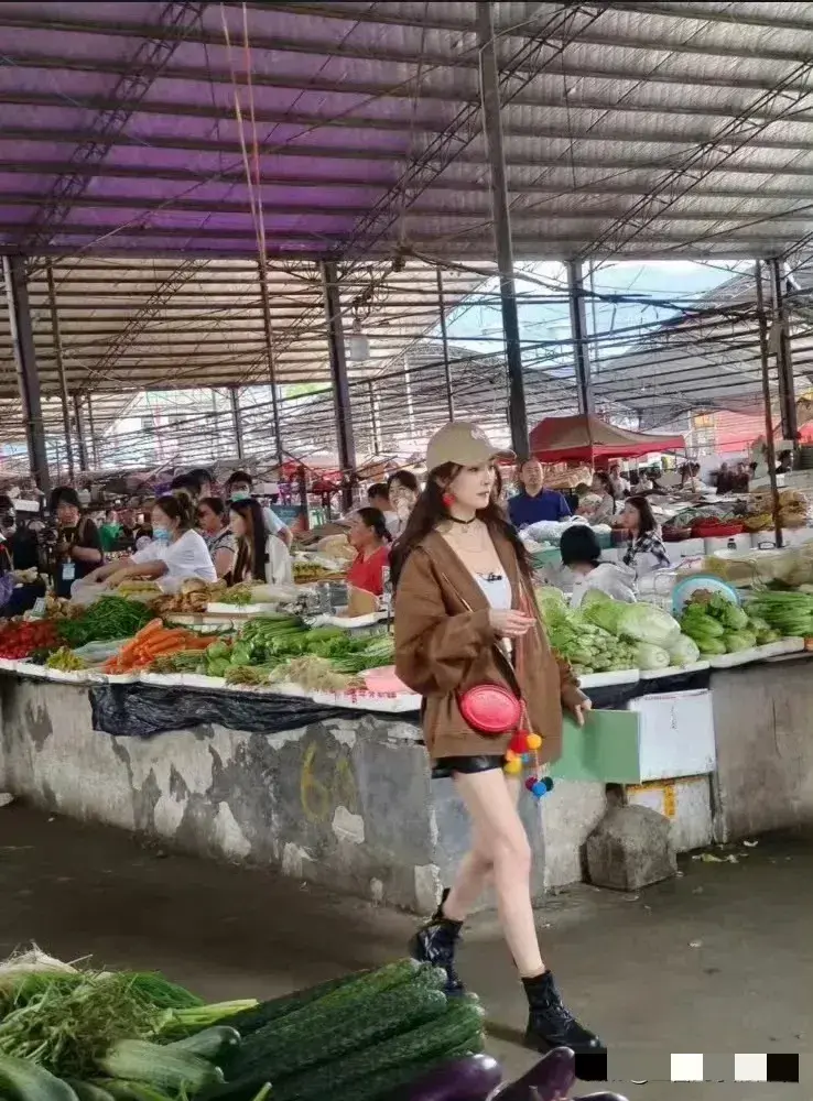 杨幂去菜市场，但是看她没有买菜