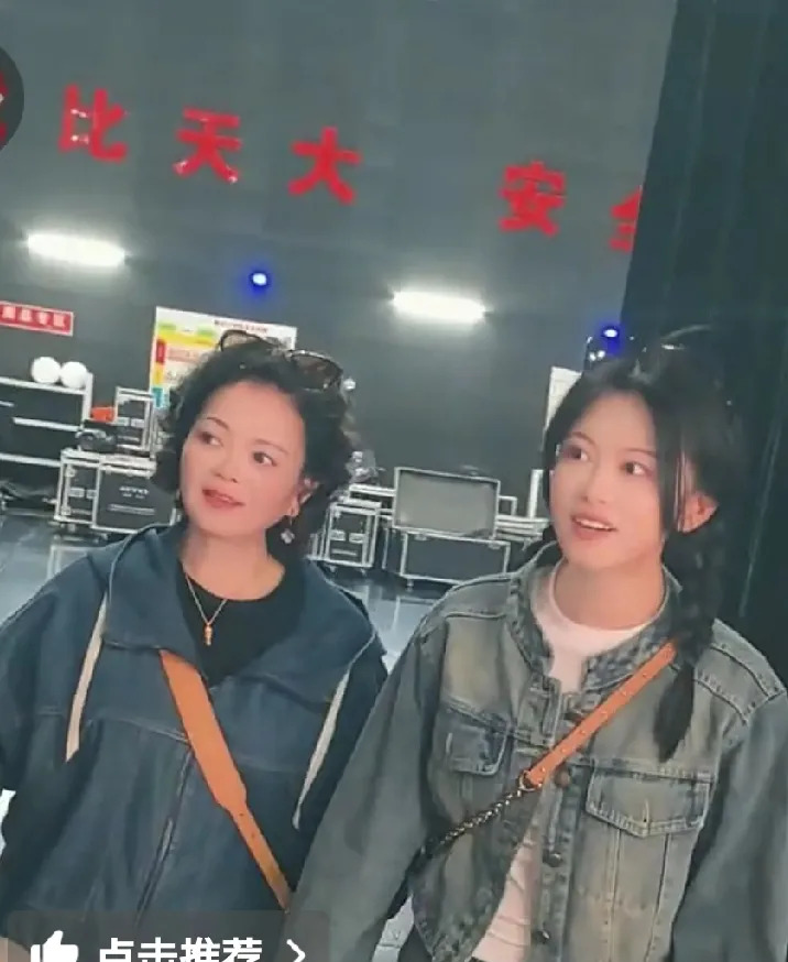 力哥带妈妈看演唱会











哇！力哥居然带妈妈去看周冰倩演唱会！太