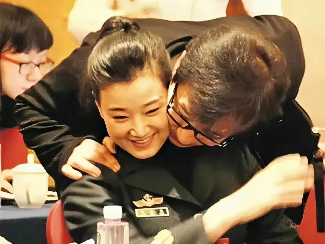 这位大哥，多年以前强行亲吻我们的将军歌唱家，现今，他又伸出了自己的咸猪手。
70