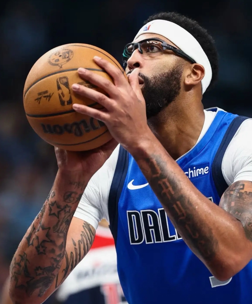 原来是独行侠上赶着要库明加，而不是勇士非得要戴维斯啊！

据名记Sam Amic