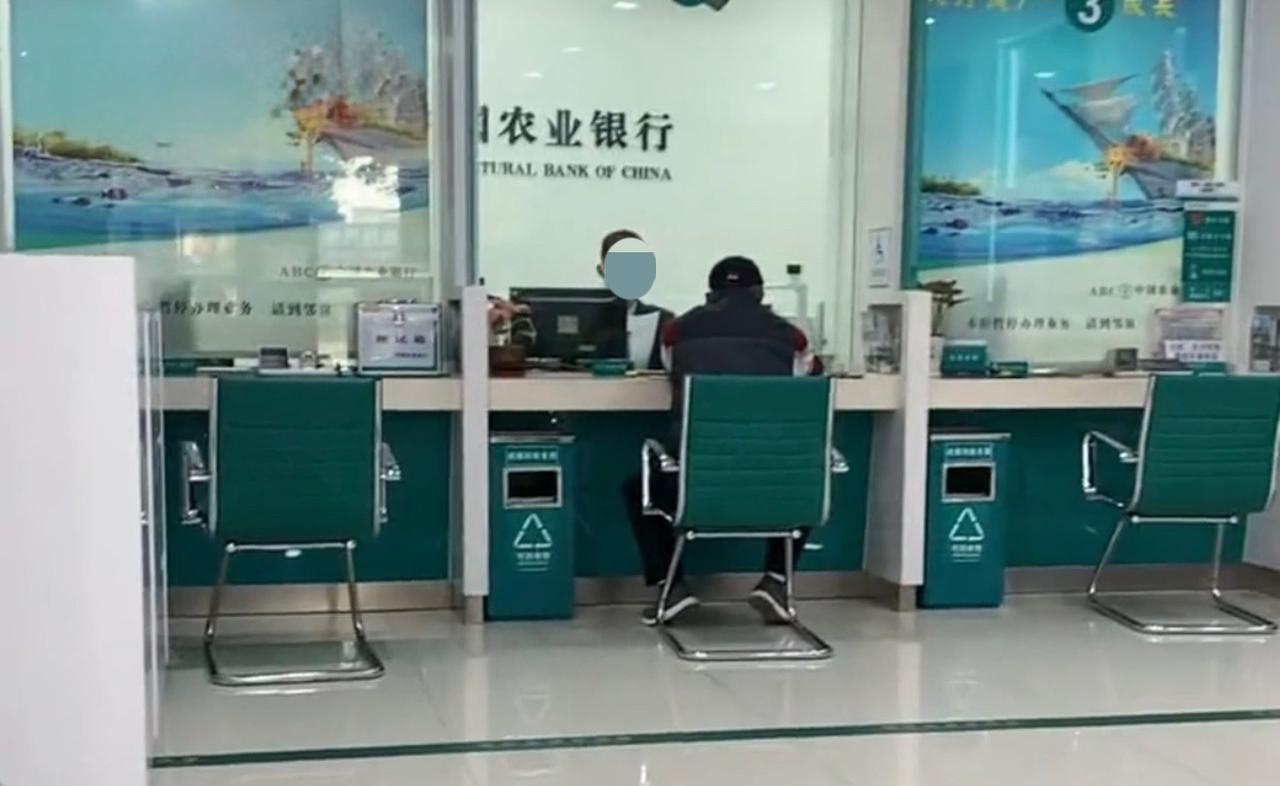 结束了！银行给10万
正当双方吵得不可开交的时候，老人的家属宣称已经和银行签署了