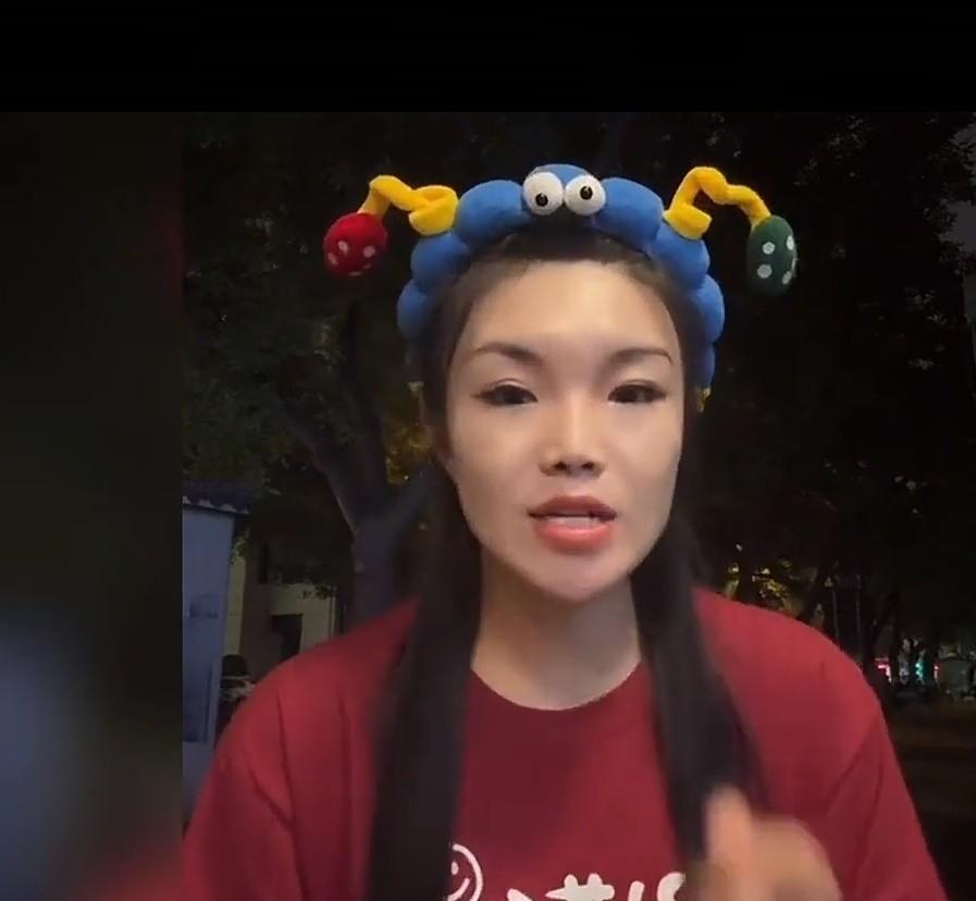 张伯鑫他老婆越来越抽象了。感觉都不像正常人了。
让嫂现在每天雷打不动的直播，但画