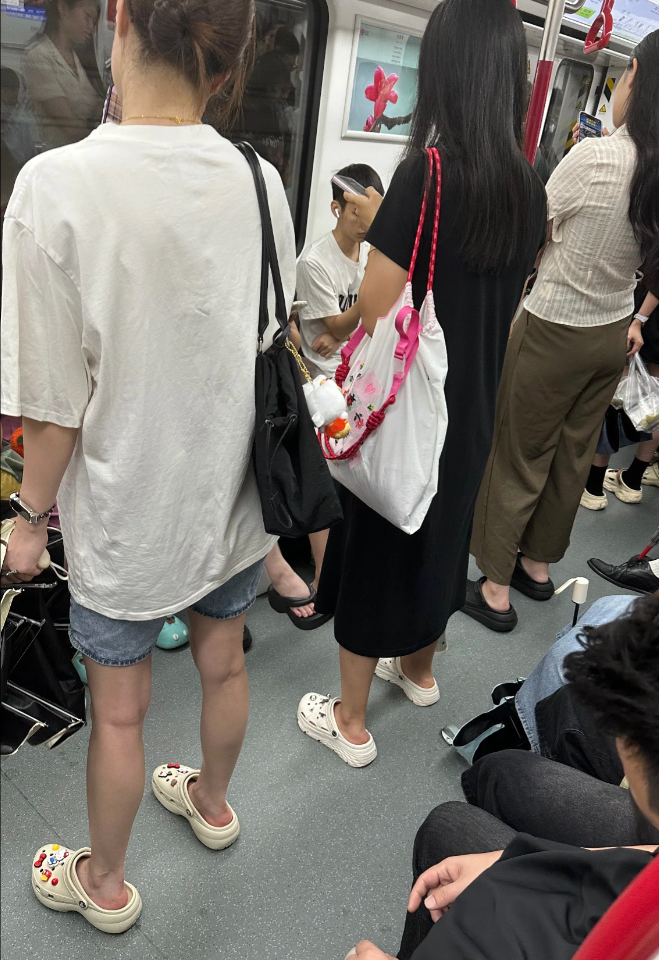 广州出门标配，是不是洞洞鞋