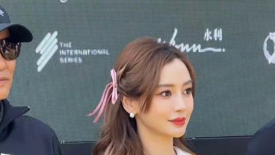 工作清闲，Angelababy和妈妈香港街头闲逛，杨母身材超绝画面美好