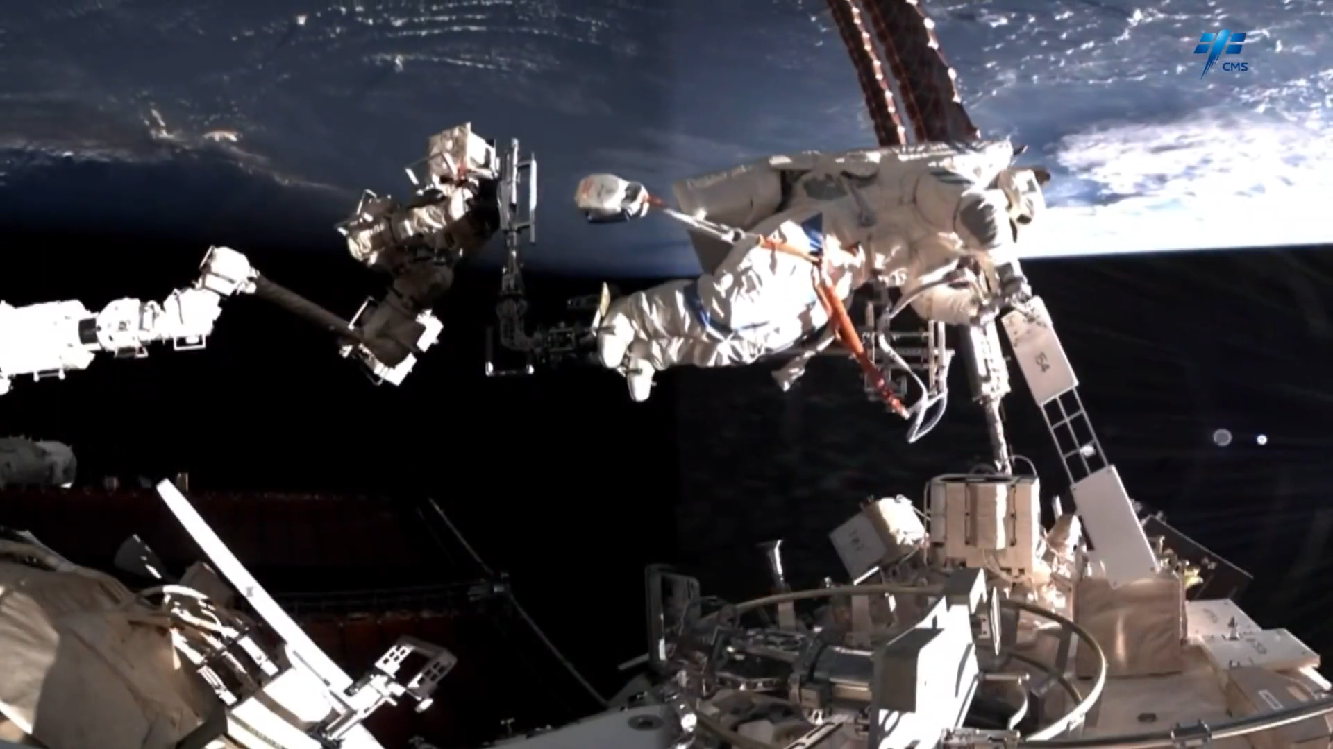 不到1毫米太空碎片，击穿神舟舷窗！航天员将首次出舱修载人飞船 神舟21号乘组紧急出舱“补窗”