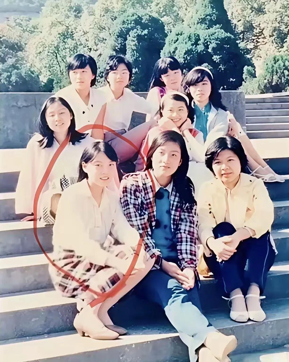 这张照片，记录着大学时代的杜建英。那时候的她，肌肤白皙，面容姣好，充满着青春活力
