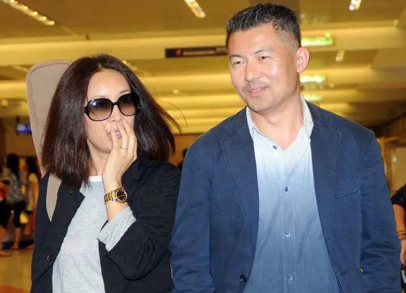 2004年，那英投了400万在北京工体旁边开了一家名叫维克斯的酒吧，有一天有客人