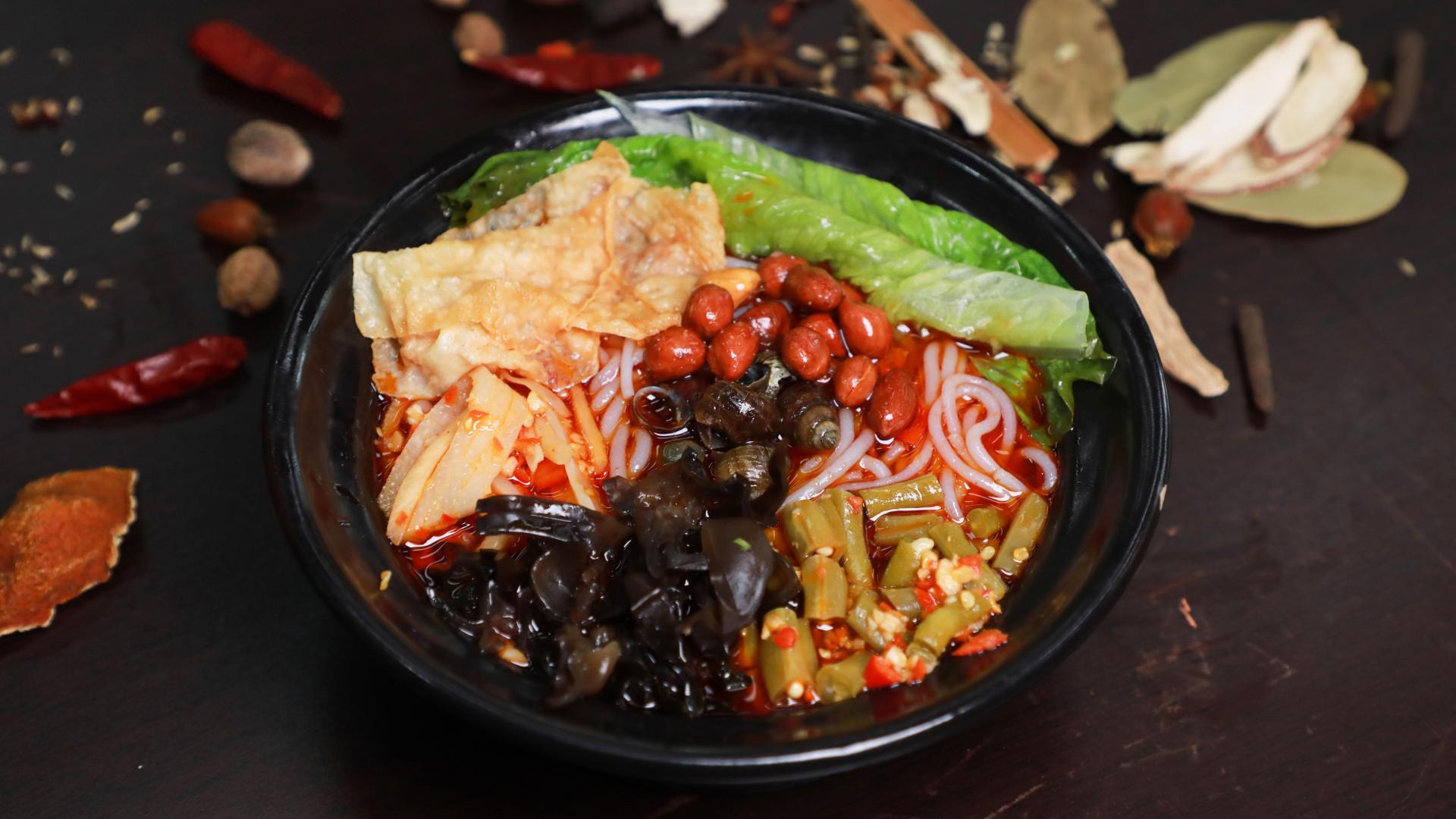 柳州人饮食偏好非酸便是辣，酸辣的融合更是风靡龙城，来此旅游定要品味的珍馐