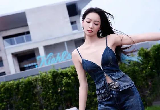 宋茜穿牛仔吊带套装性感慵懒。