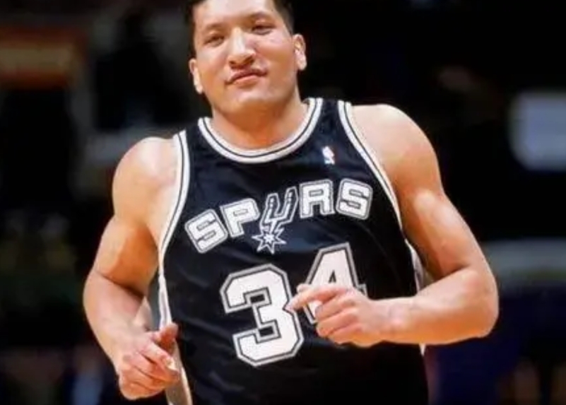 2002-2003赛季，巴特尔被掘金交易至马刺

这笔交易是波波维奇钦点的

这