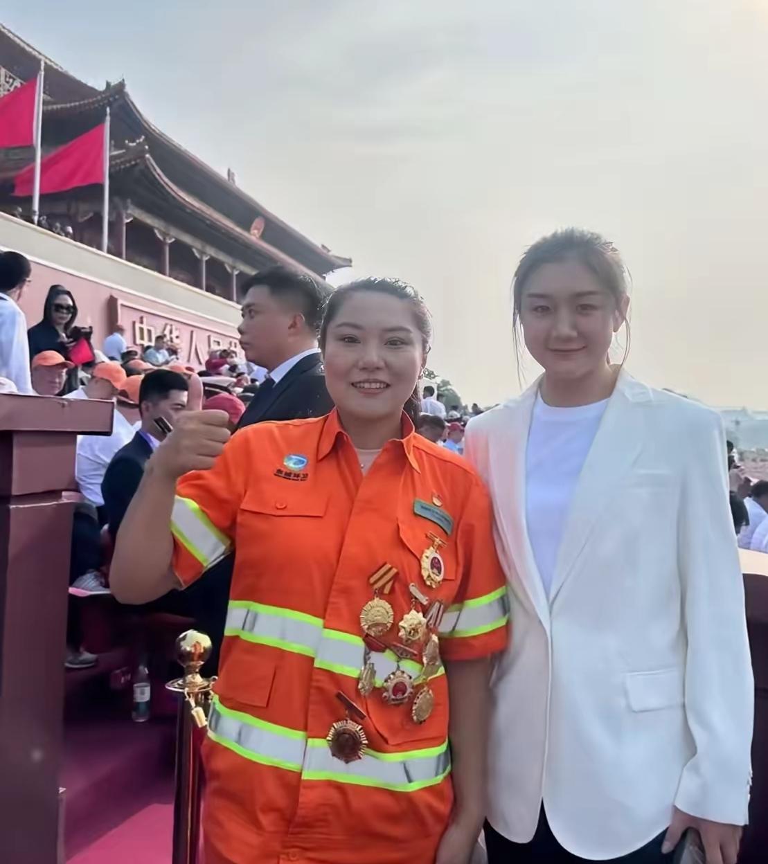 九三阅兵，观礼台上，和陈梦一起合影的姑娘是谁？她身材健硕，笑容灿烂，一脸的豪气，