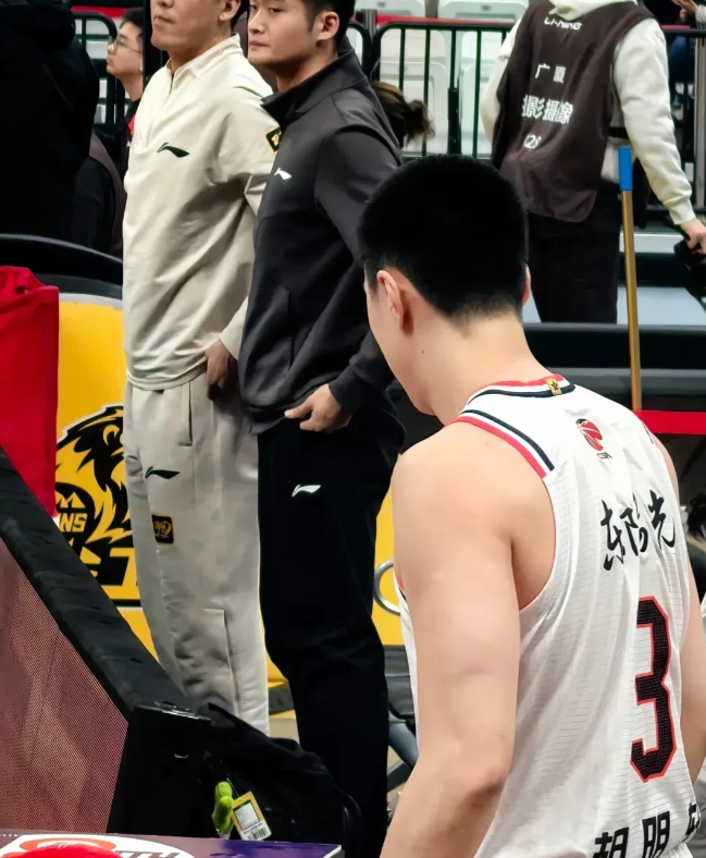 怒我直言！宏远应该考虑交易胡明轩，杜锋树立徐杰为核心。这不是哗众取宠和危言耸听，