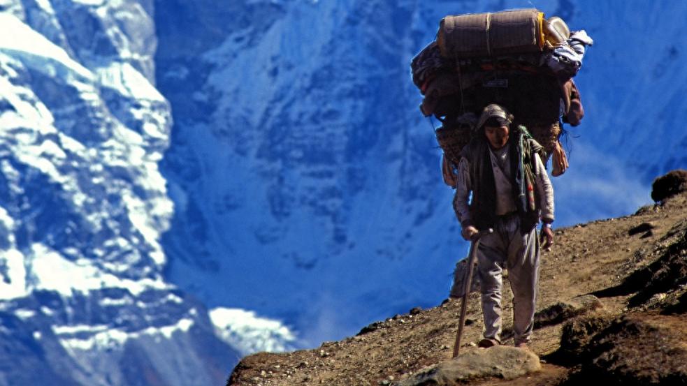 冬季没人爬珠峰等雪山，向导们淡季都干啥？