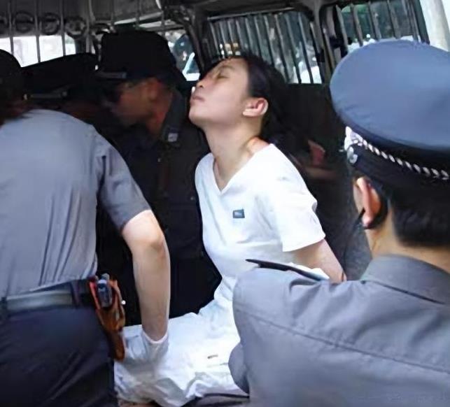 2004年，福州看守所中，死刑犯方晓红被注射死刑，她穿上了一身白色衣服，闭上眼睛