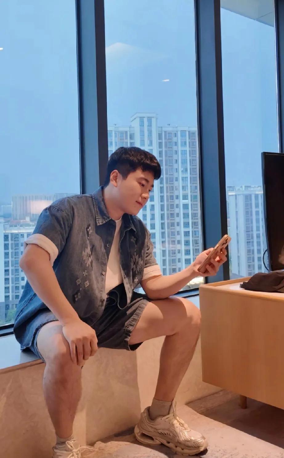 昨天梁靖崑发抖y，配图两张，配文六字：我还好，别担心。
梁靖崑知道他的球迷关心他