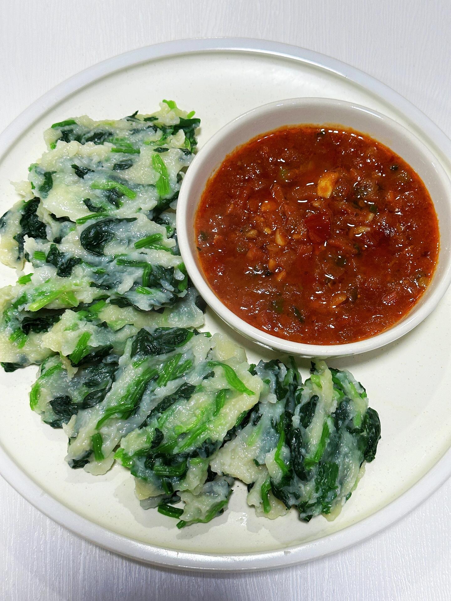 【菠菜蘸片子】 蘸上灵魂酱汁 ，直接封神！
口感劲道中夹带菠菜的脆爽，蘸满番茄辣