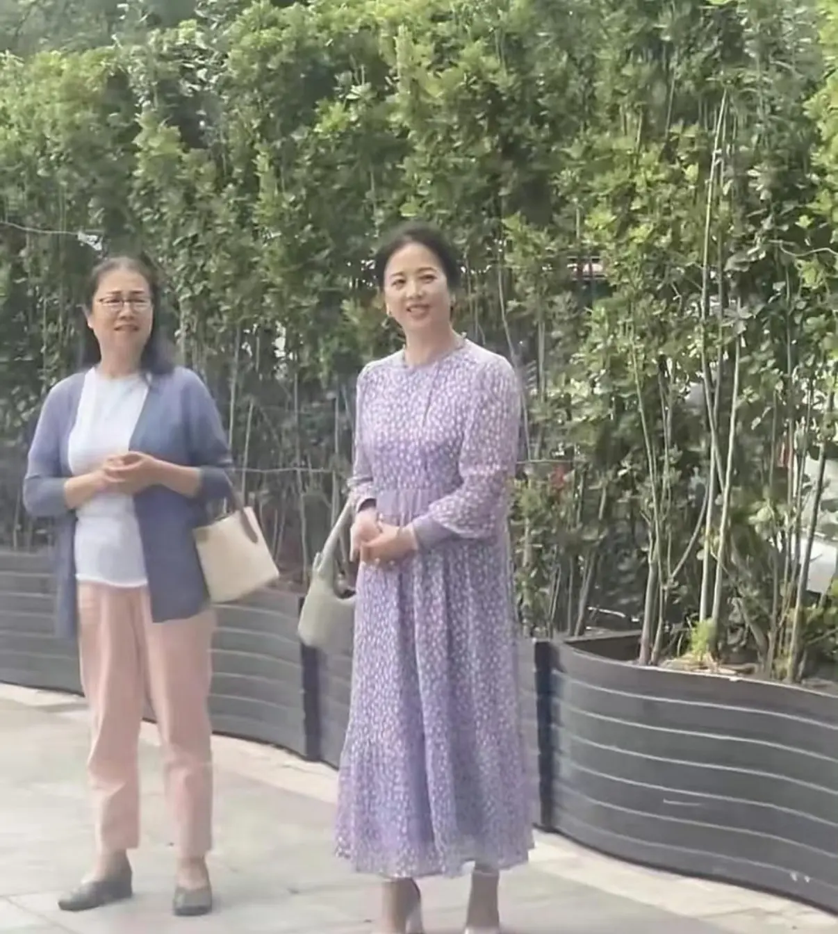 刘亦菲妈妈被偶遇，都 65 岁了，还是美得不像话！太让人羡慕 ​