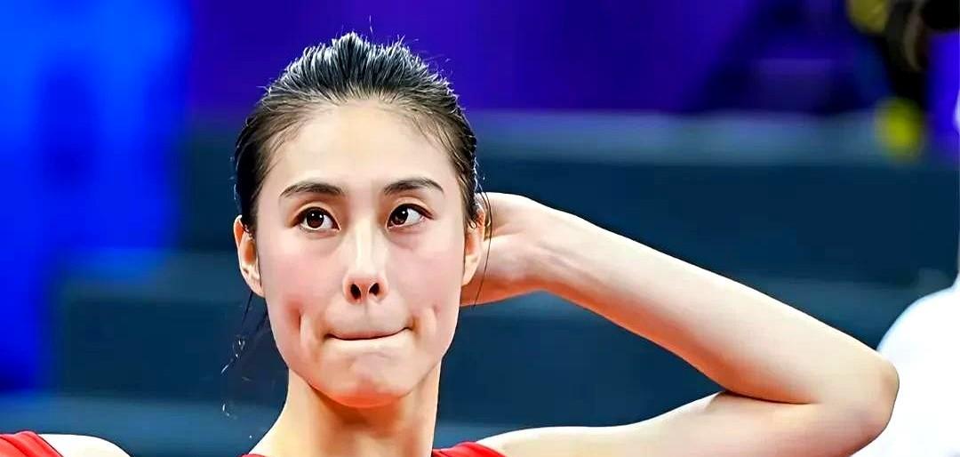 关键时刻手软，到底差在哪？
同样是国家队后卫，差距太大了。
杨力维拼得满场飞，汗