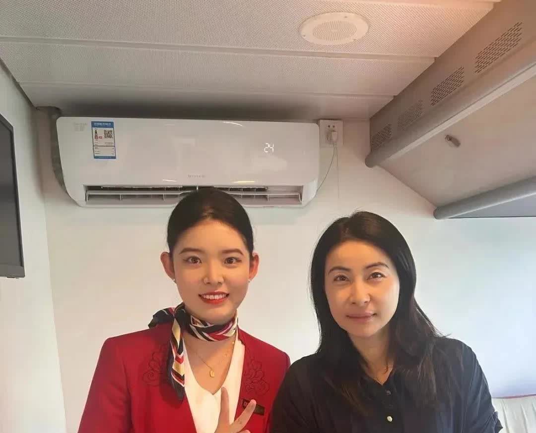 看到郭晶晶和空姐的合影，真的瞬间明白为什么香港媒体会说她有“凤凰贵相”了——旁边