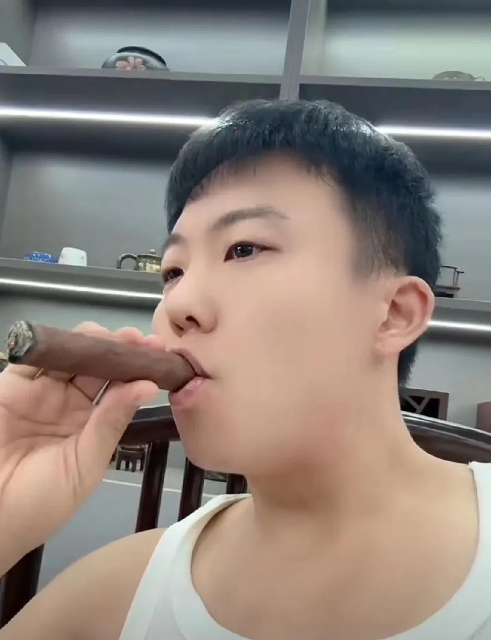 胡闹学师傅张二嫂抽雪茄，打高尔夫！
              胡闹遗传了张二嫂