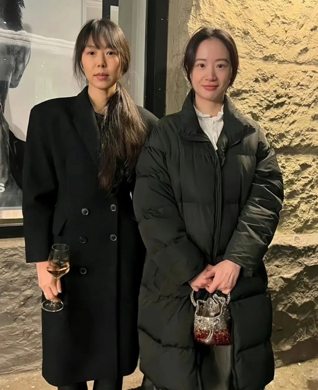这身造型确实挺挑人的，不过娱乐圈里敢这么穿的也就她了。最近关于她的讨论挺多，但时
