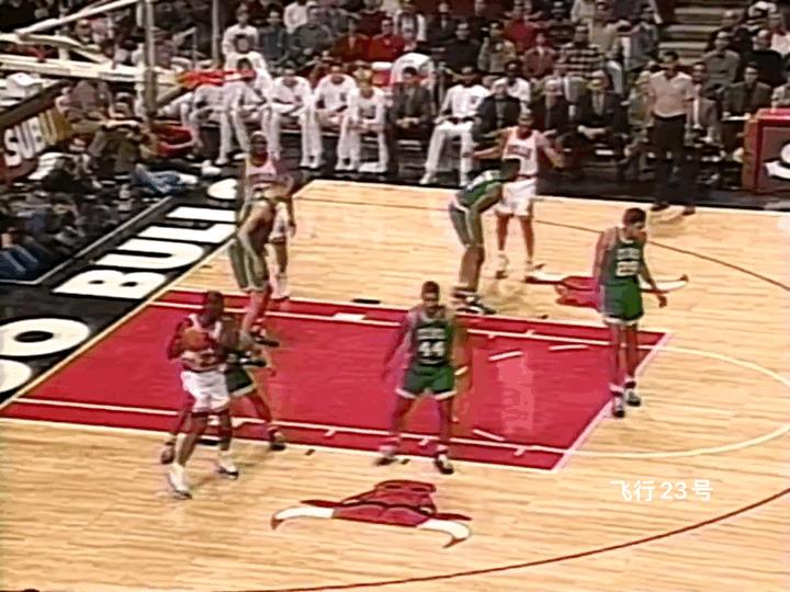 “篮球之神”乔丹的两大武器教学！
翻身跳投VS急停跳投
图1、2、3，飞人乔丹面