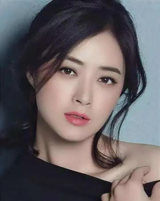 终于明白42岁的蒋欣为啥不结婚！
不是没人馋她身子，也不是她不够漂亮，更不是她不