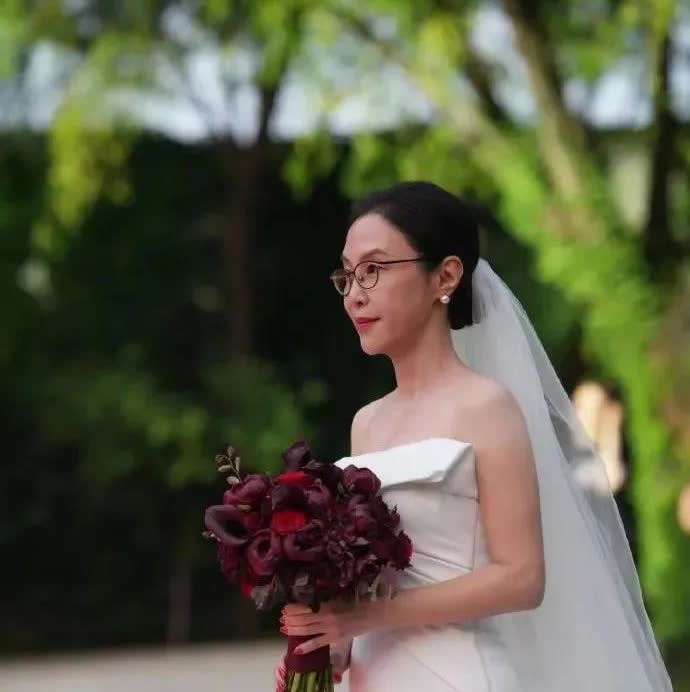 李国庆赚大了！

8月21号，刚办完婚礼没几天，张丹红就扔出婚礼照，配文里“