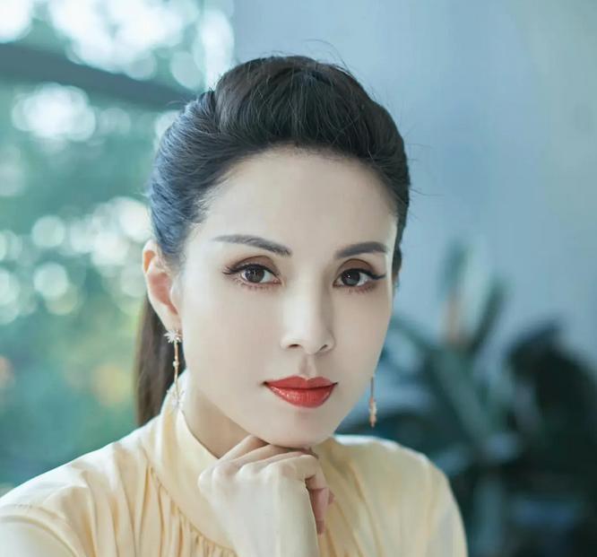 2016年，鲁豫问50岁的李若彤:“你为什么还不结婚？”李若彤说:“我是想结婚的