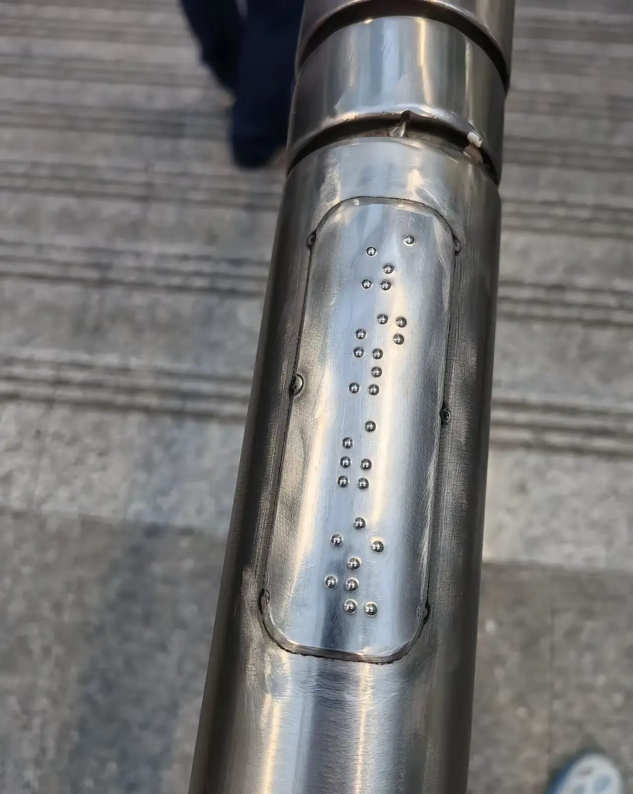99%以上的人都不知道，地铁站扶手上这个小点点，是做什么用的