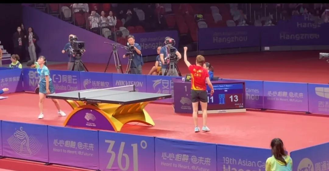 杭州亚运会国乒男女团夺金两周年：王曼昱首战张本美和3:1取胜，临场应变获赞
