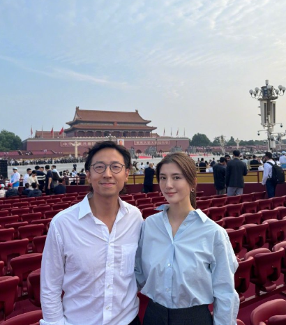 吴千语携老公施伯雄现身北京，一起观看盛大的阅兵仪式，
两人看起来很恩爱，肉眼可见