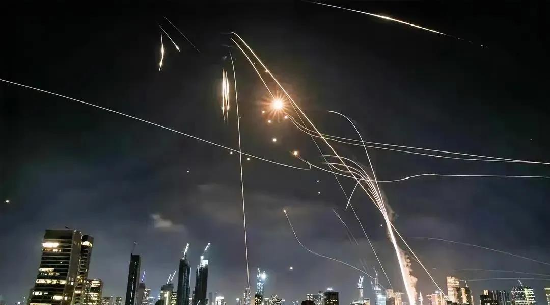 截止当地时间2025年6月13日深夜，位于以色列大城市特拉维夫市哈基里亚区的以色