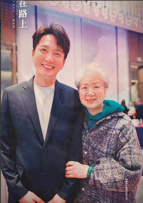 左边是80后演技派王仁君，北影毕业，高大帅气，毫无绯闻，多次在电视剧中扮演青年“