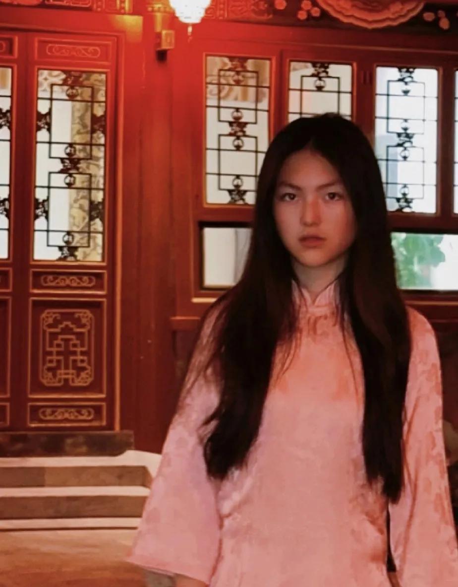 王诗龄好美！
如果把头发扎起来，穿深色旗袍就完美了。现在衣服和四合院的背景有点撞