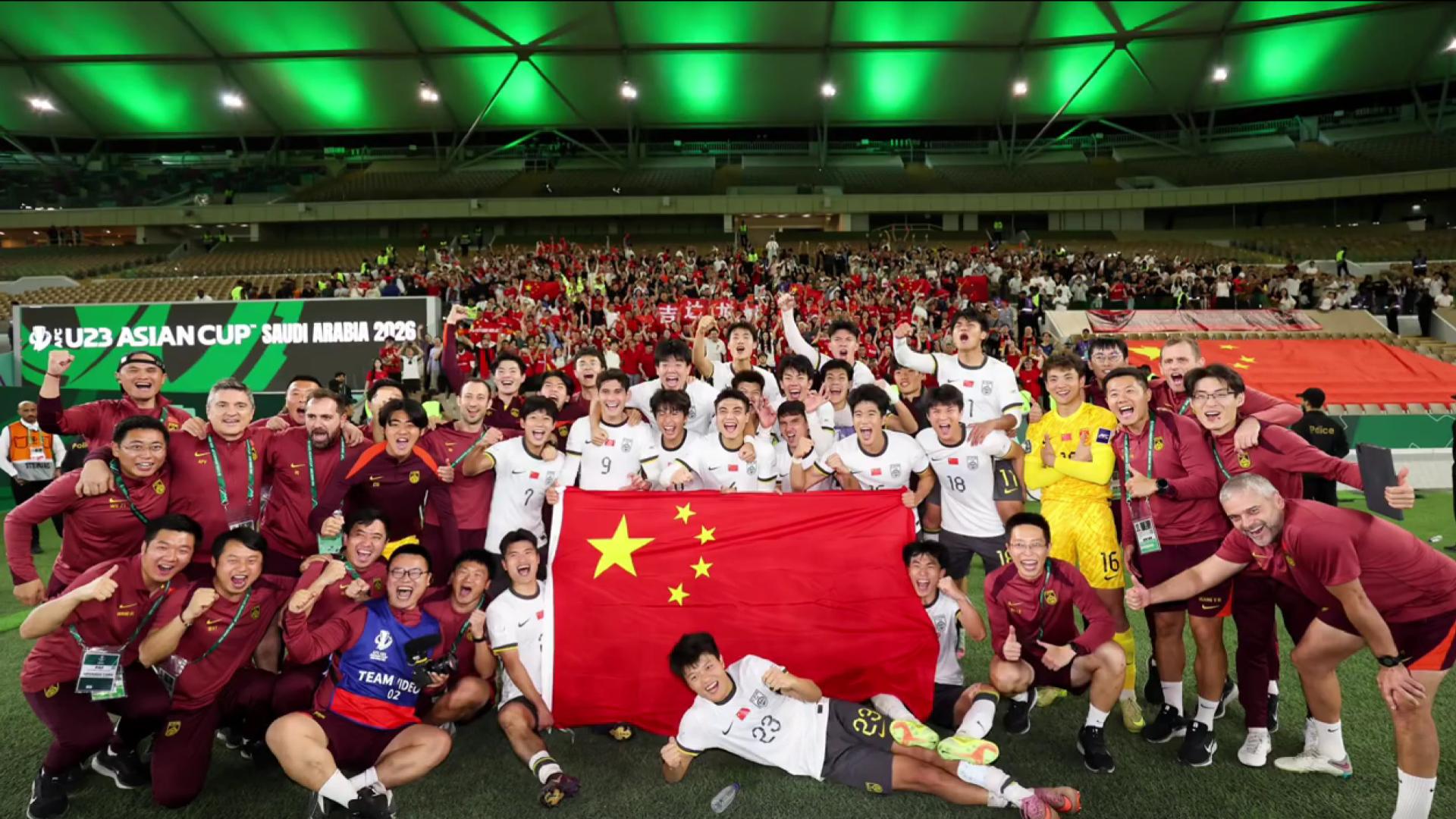 有爱！鲍世蒙爸妈率10位家人为U23国足加油，安东尼奥吃惊队员们哄堂大笑