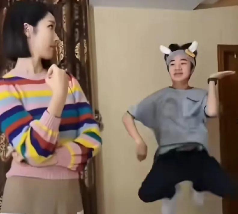王祖蓝太搞笑了，他和他老婆才是真爱，身高差这么多根本不是问题他在他老婆面前就像一