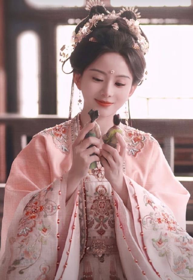包上恩的《月明千里》杀青
男主王弘毅，女二是短剧演员马秋元，马秋元直接从竖屏短剧