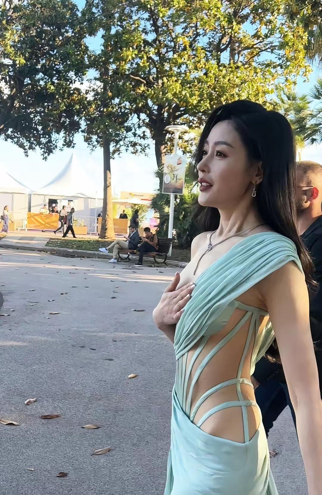 张天爱，165cm，回眸一笑太迷人，夏天穿这洋的裙子即凉快又迷人，你们看看是不是