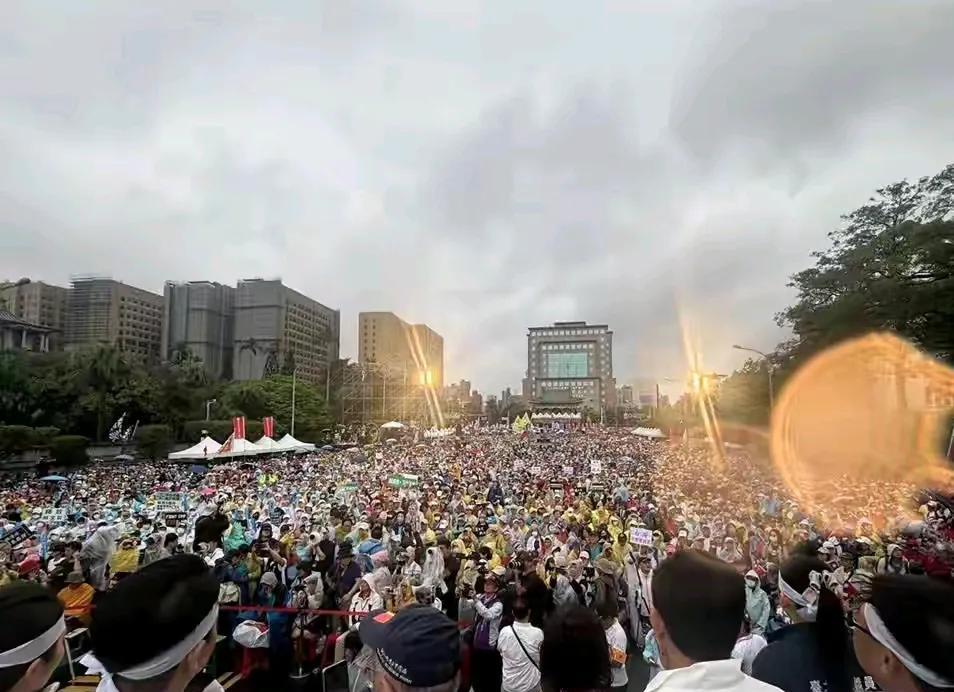 我就想问一句，今天台湾20万人“上凯道”，有几个人喊出了“两岸统一”？#台民众冒